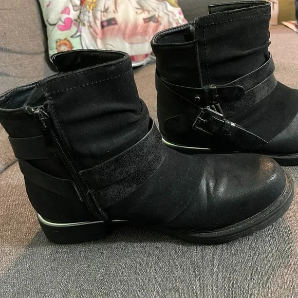 Multi-textured black booties - Picture 1 of 16